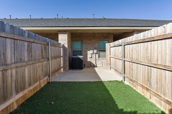 Building Photo - Spacious Townhome Located South Of Town Ne...