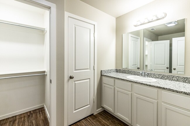 Building Photo - Beautiful 3 bed 2 bath!