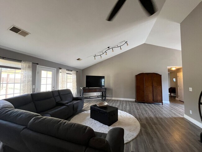 Building Photo - Country Living in Ranchland Acres!