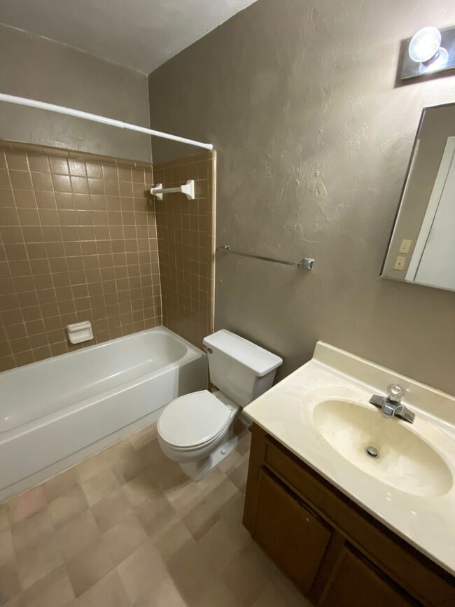 Building Photo - 2/2 Townhome in Continental Oaks Community...