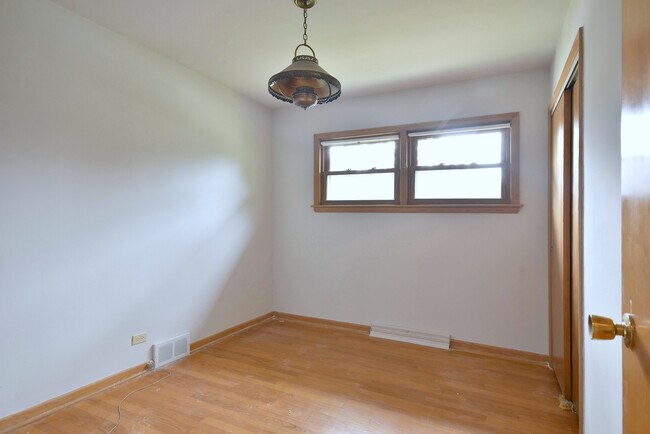 Building Photo - 8006 W Courtland Ave