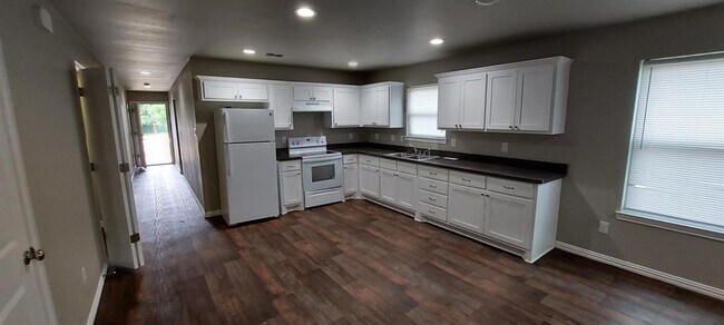 Building Photo - 407 W Criner St