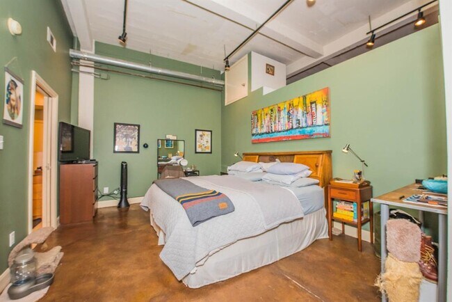 Building Photo - 915 N San Jacinto St