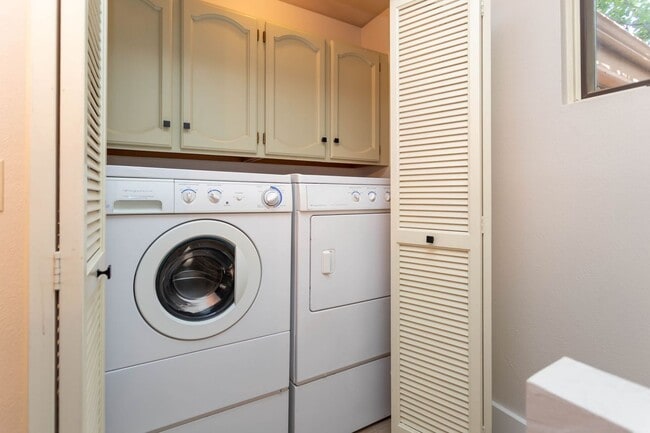 Building Photo - Beautiful Townhome in Central Colorado Springs!