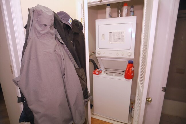 Building Photo - 915 Madison St