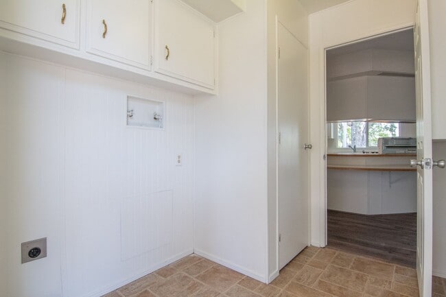 Building Photo - $500 MOVE IN SPECIAL OFF FIRST MONTHS RENT.