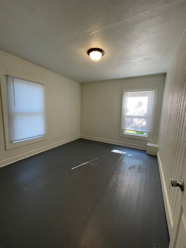 Building Photo - 5 Bedroom Available November