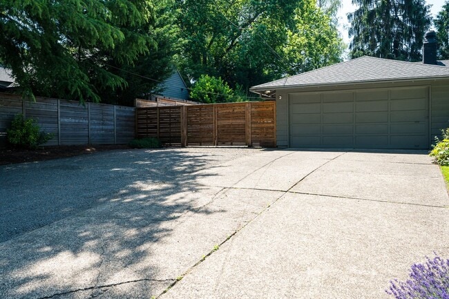 Building Photo - Charming Mid-Century Home in Lake Oswego S...