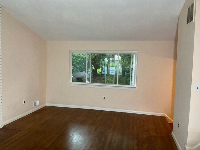 Building Photo - Very well maintained 4BR 2.5BA 5 level spl...