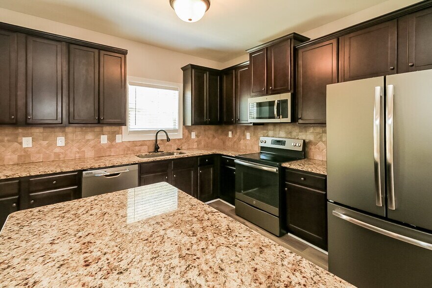 Building Photo - 10908 Southwood Dr