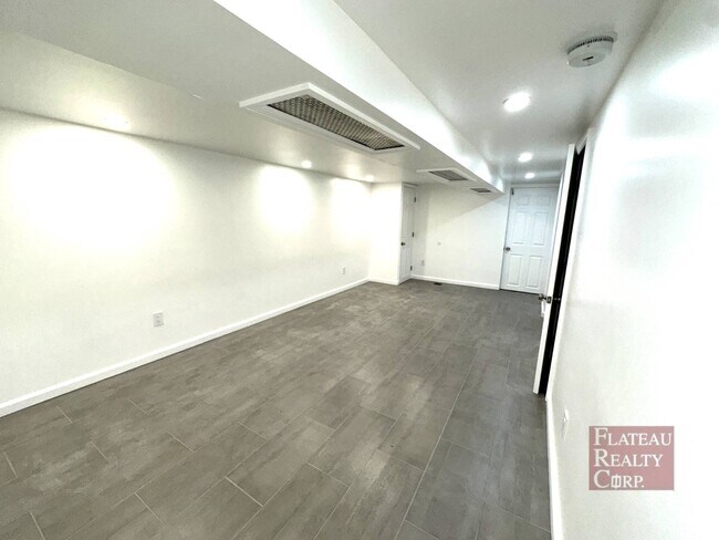 Building Photo - 364 Marion St