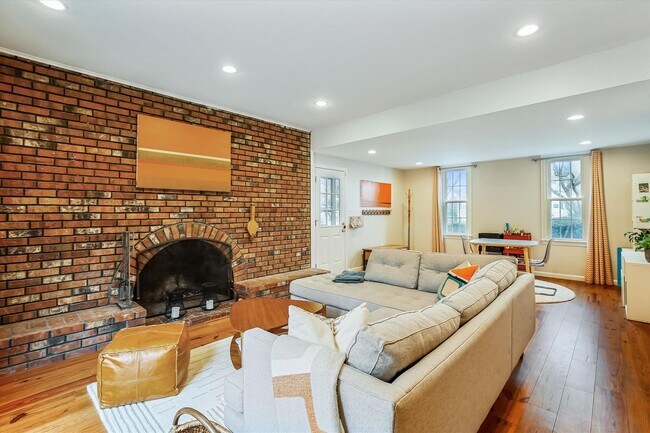 Building Photo - Fabulous 5BR 2.5BA Located in Close in Roc...