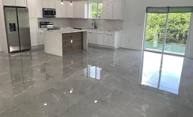 Building Photo - 655 NW 24th Ave