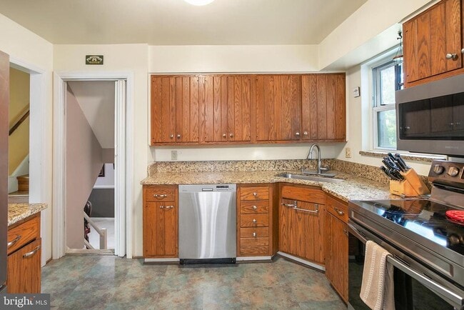 Building Photo - 6833 Inverness Dr
