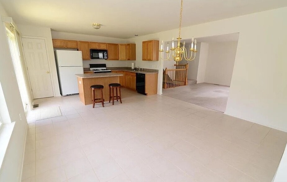 Kitchen - 455 Madison Dr