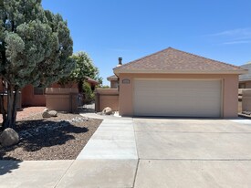 Building Photo - 2302 La Paloma Dr