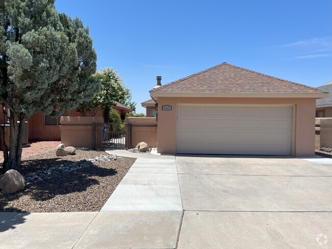 Building Photo - 2302 La Paloma Dr