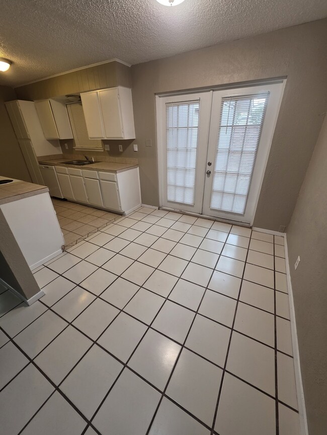 Building Photo - 3 bed 2 bath townhome, 2 car garage