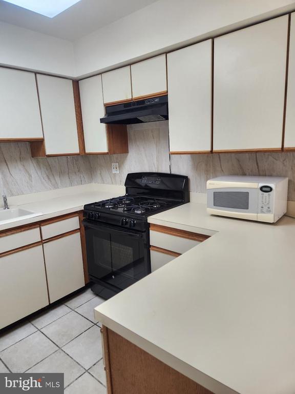 Building Photo - 10224 Dedaker St