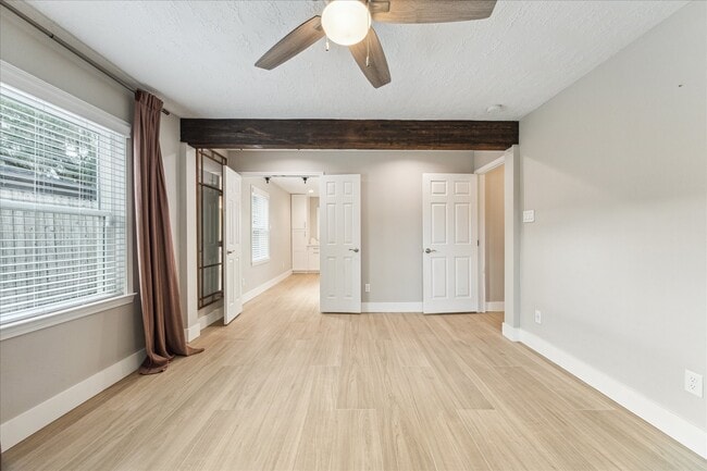 Building Photo - 205 W Bayou Dr