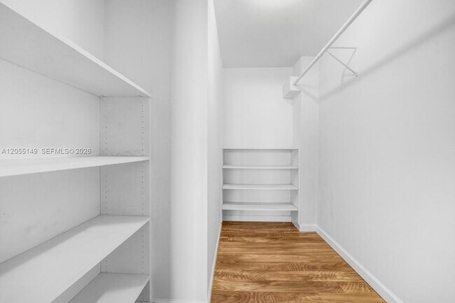 Building Photo - 250 Jacaranda Dr