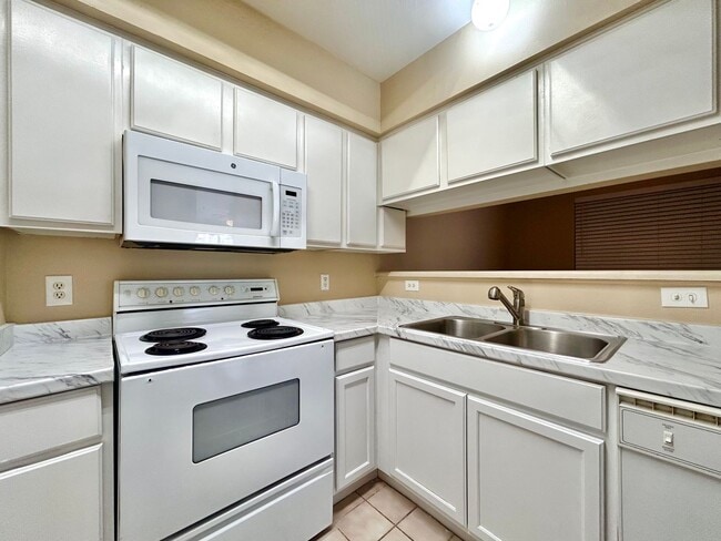 Building Photo - Light-Filled 2BR/2BA with Balcony in Austin