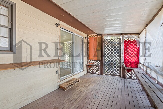 Building Photo - 220 E 44th St S