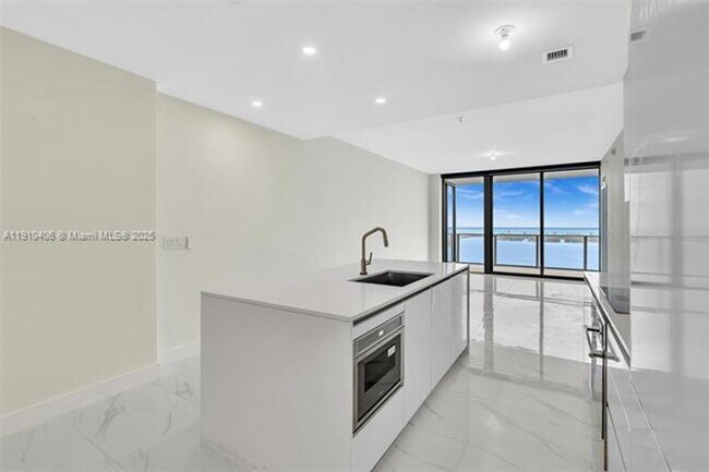 Building Photo - 700 NE 24th St