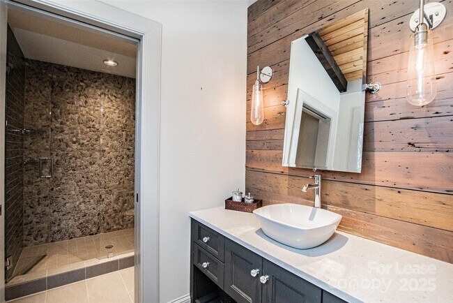 Building Photo - 3911 Lakeside Dr