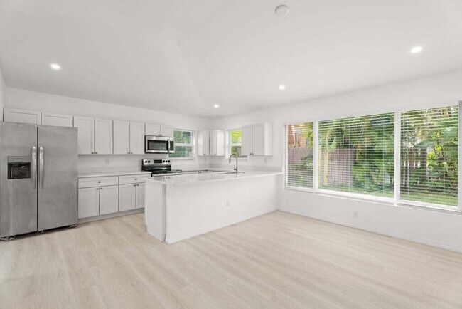 Building Photo - 121 S Lake Dr