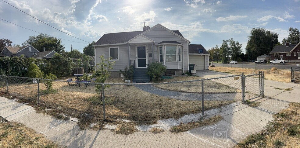 Building Photo - 406 Navajo St