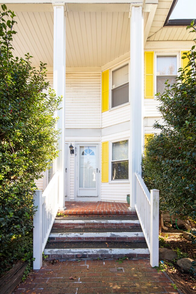 879 Newport Ave 879 Newport Ave Pawtucket RI 02861 Apartment Finder