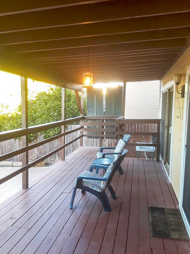 Lower Level Deck - 2043 Altamont Rd