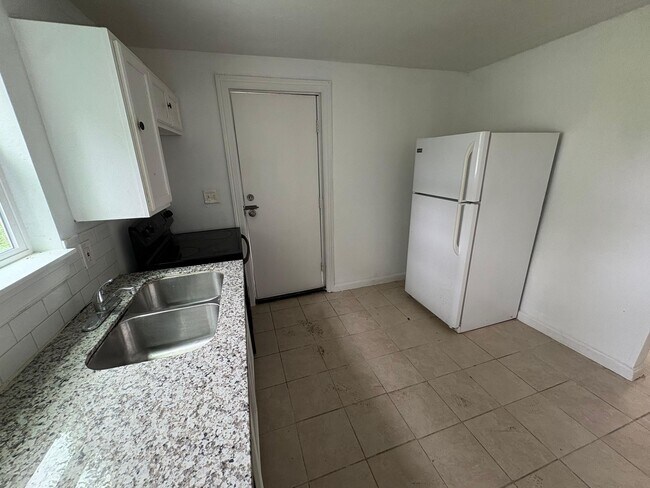 Building Photo - Your dream home awaits!
