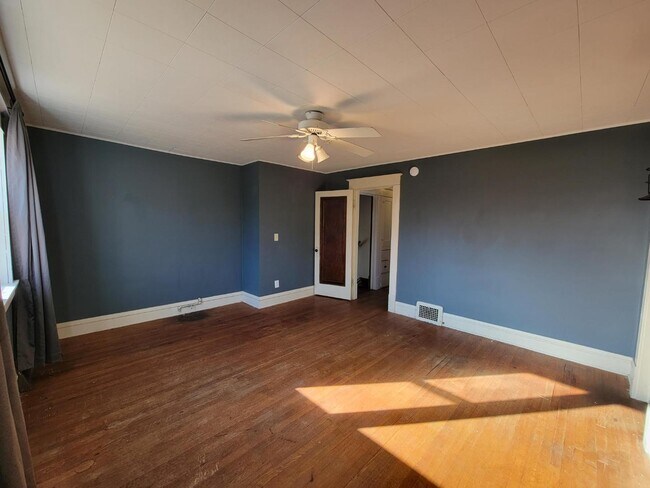 Building Photo - 325 Knapp St NE
