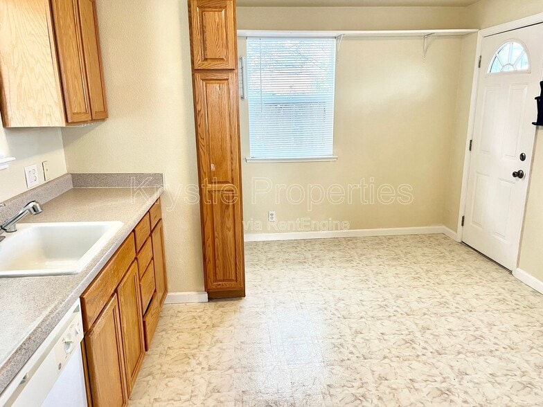 Building Photo - 544 Porter St