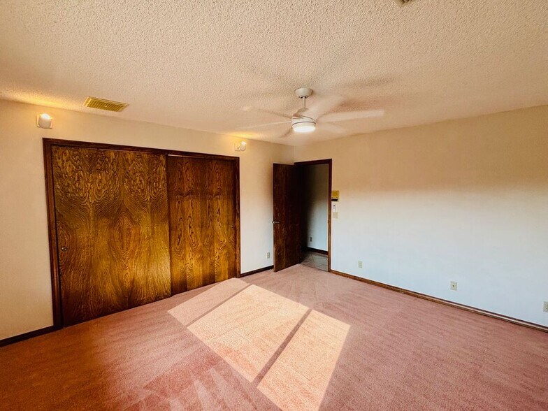 Building Photo - 527 Westlake Dr