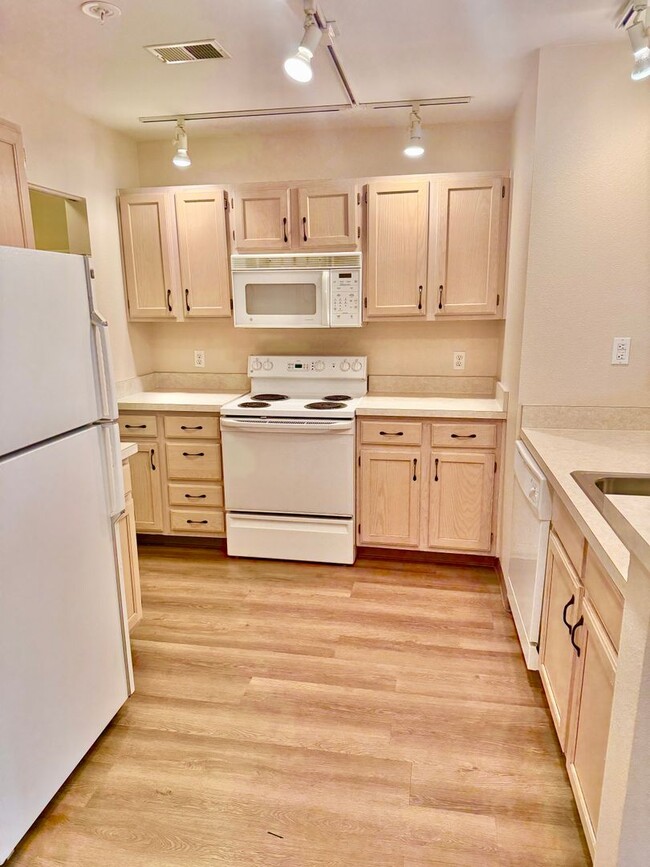 Building Photo - Cozy Two Bed/Two Bath Condo in Convenient ...