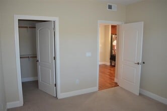 Building Photo - Ultra High End Apartment