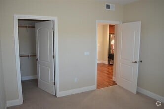 Building Photo - Ultra High End Apartment