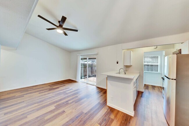 Building Photo - "Charming 2 Bed Apartment in Austin, TX wi...