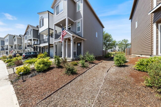 Building Photo - Charming 2-Bed with 2.5 Baths in Newberg