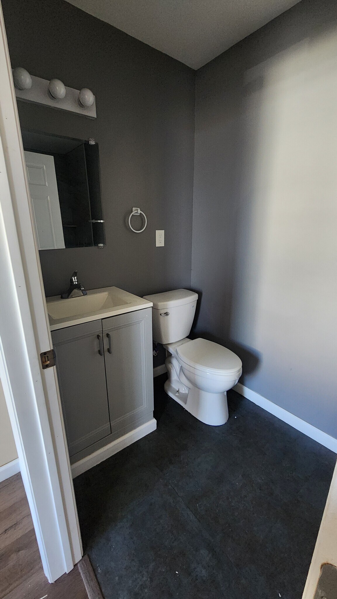 1st bedroom bathroom - 40 Northern Dr