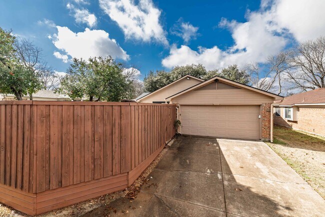 Building Photo - 8467 Willow Creek Dr