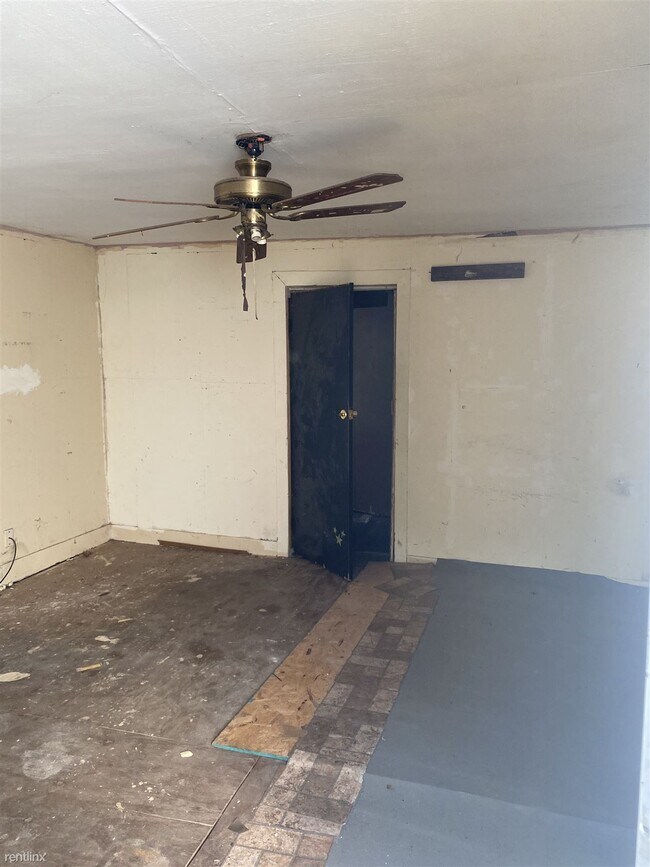 Building Photo - 2 br, 1 bath House - 913 South Elm Street