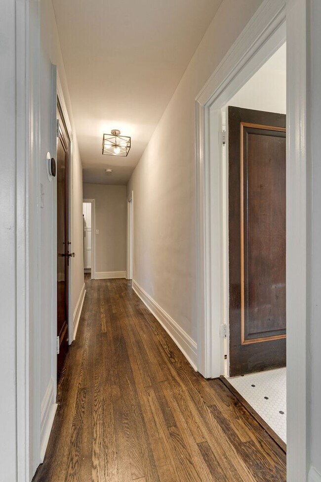 Building Photo - Charming Renovated East Nashville Home wit...
