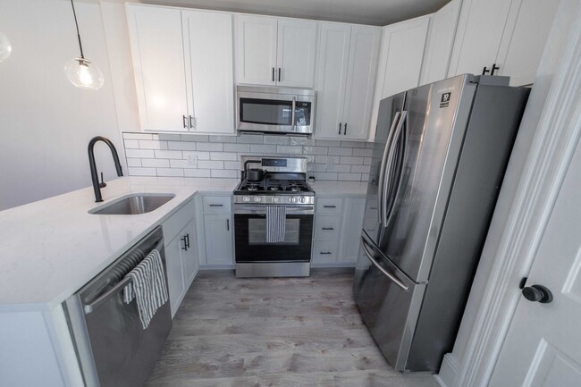 Building Photo - 617 E Chestnut St