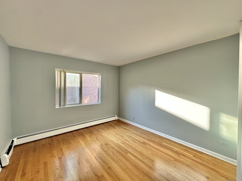 Building Photo - 5820 N Sheridan Rd