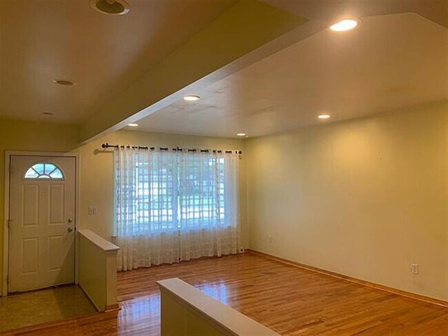 Building Photo - Warren Home