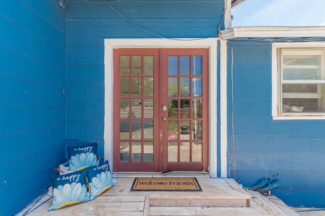 Building Photo - 409 Aero Ave